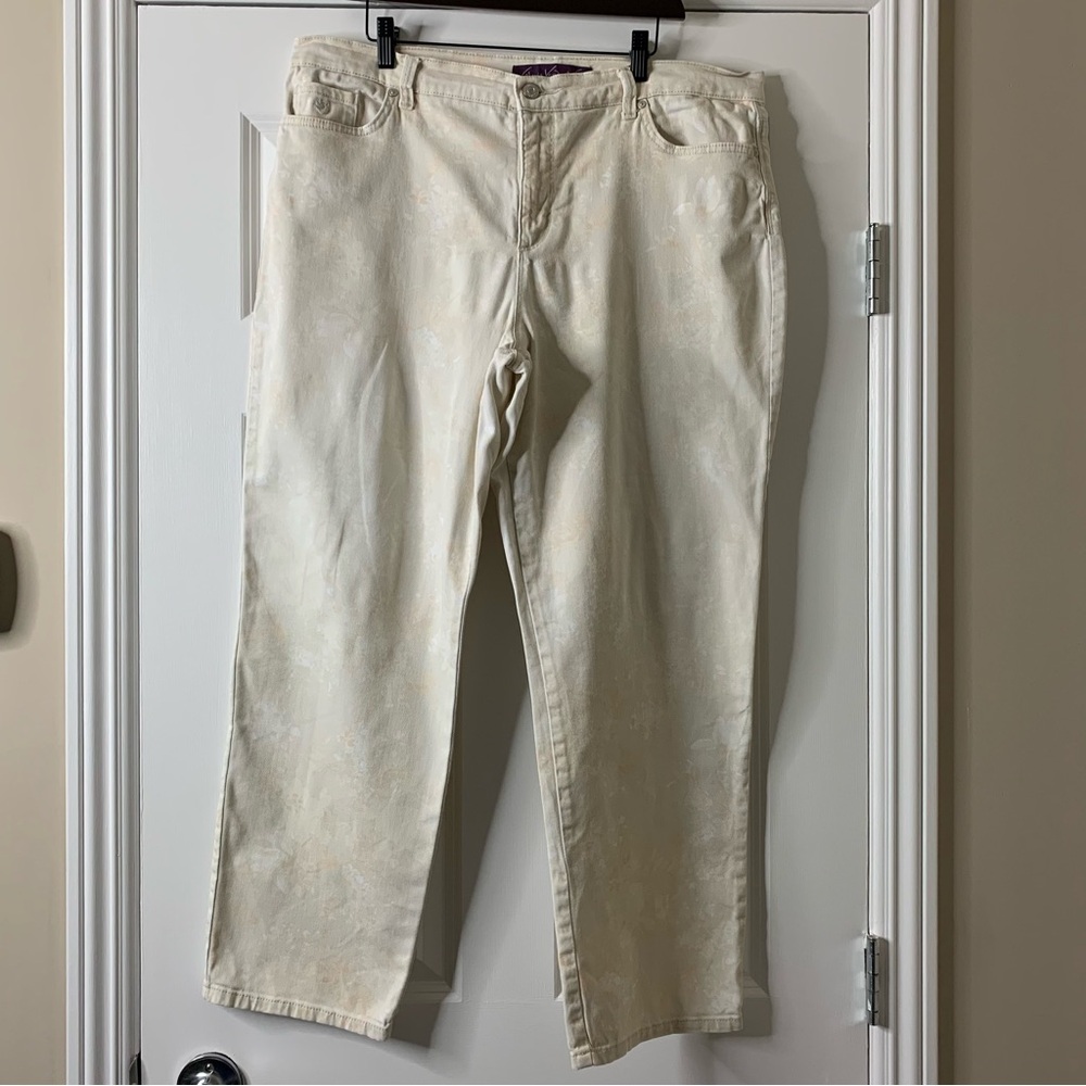 Gloria Vanderbilt Amanda Off-White Floral Cotton Relaxed Jeans Size 16 Short.